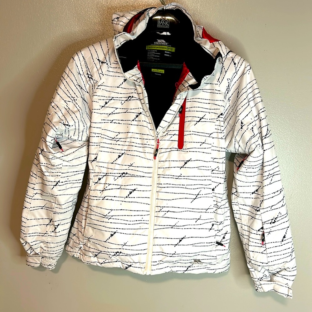 Trespass NWOT  Black& White winter jacket size large in excellent condition